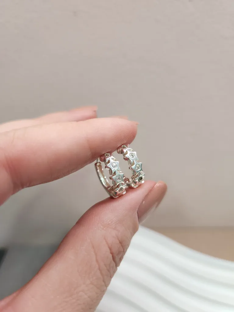 BRINCO PRATA ARGOLA ESTRELAS M