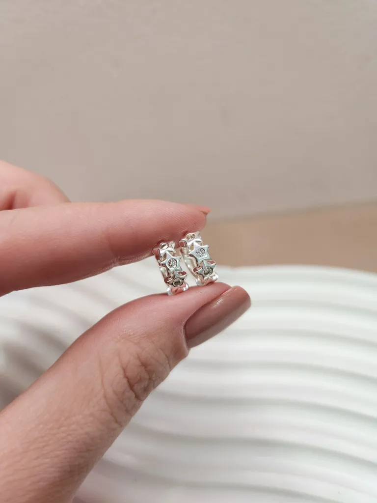 BRINCO PRATA ARGOLA ESTRELAS P