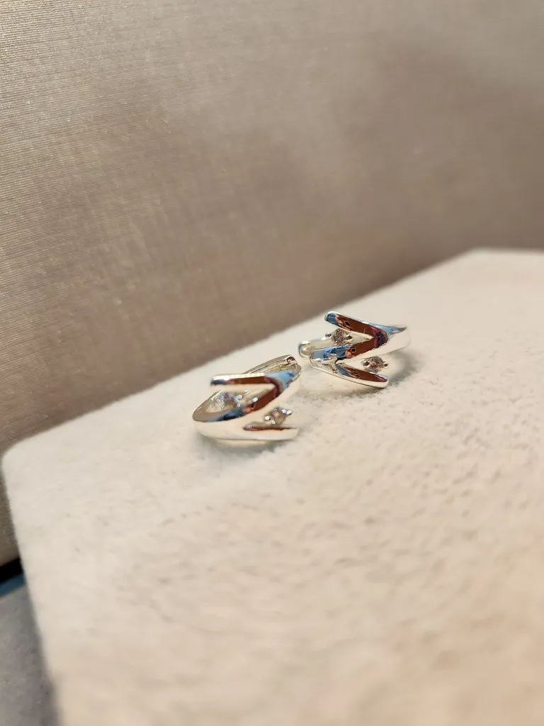 BRINCO PRATA ARGOLA DOIS PONTOS DE LUZ