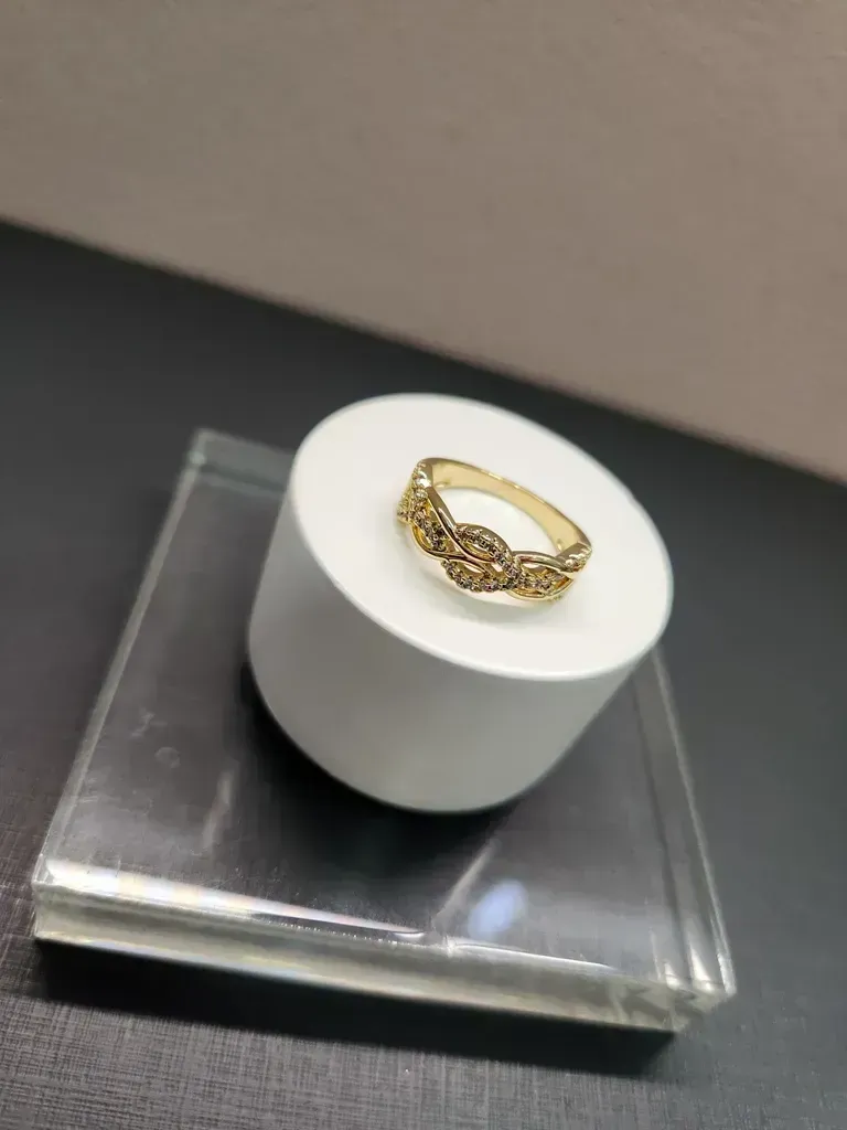 ANEL OURO ENTRELAÇADO ZIRC