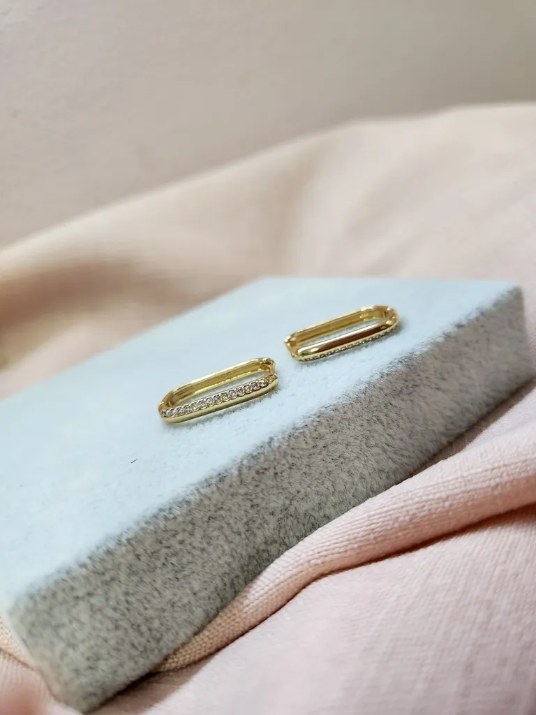 BRINCO OURO ARGOLA LISA E ZIRC RETAN