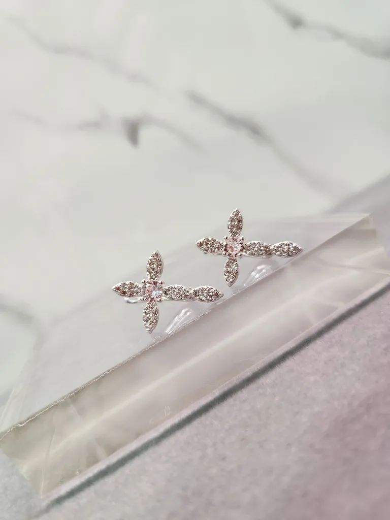 BRINCO PRATA CRUCIFIXO LUXO