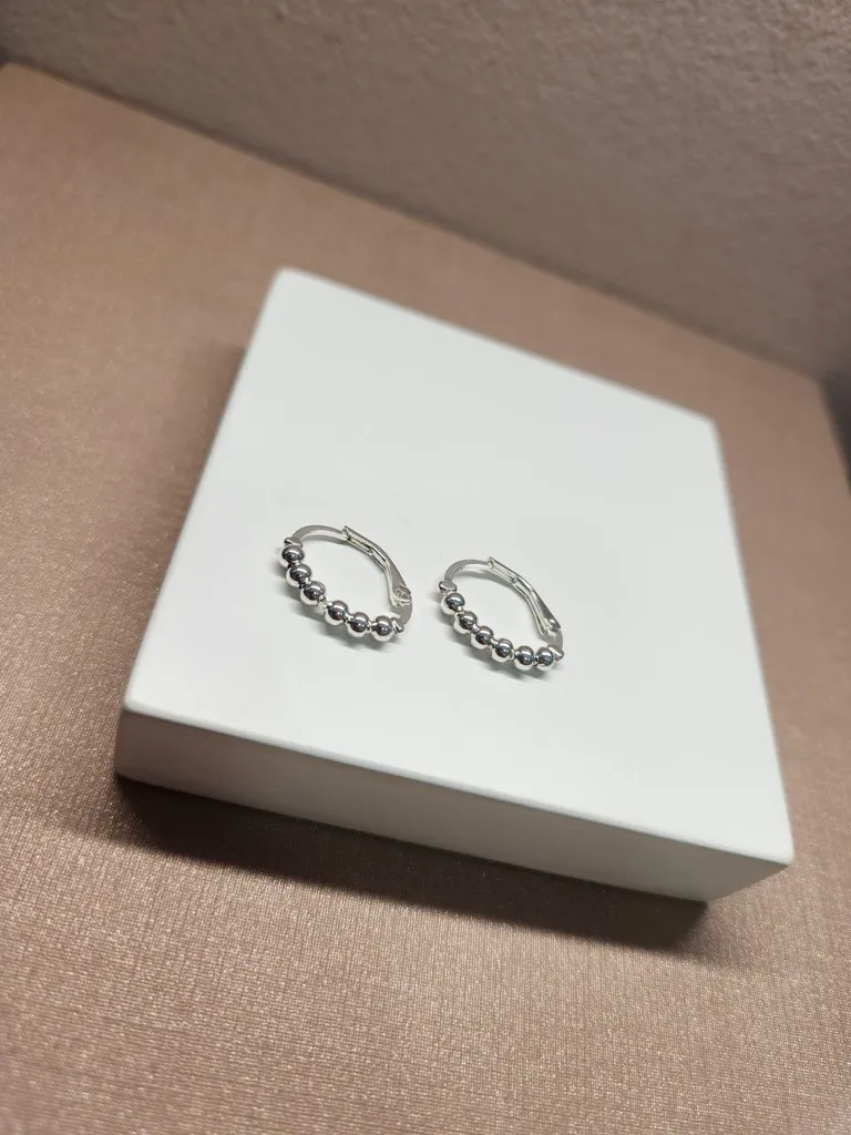 BRINCO PRATA BOLINHAS LISAS