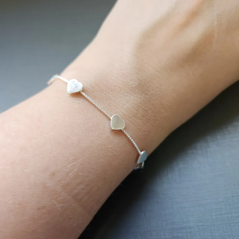 PULSEIRA PRATA CORAÇÕES CHAPADOS