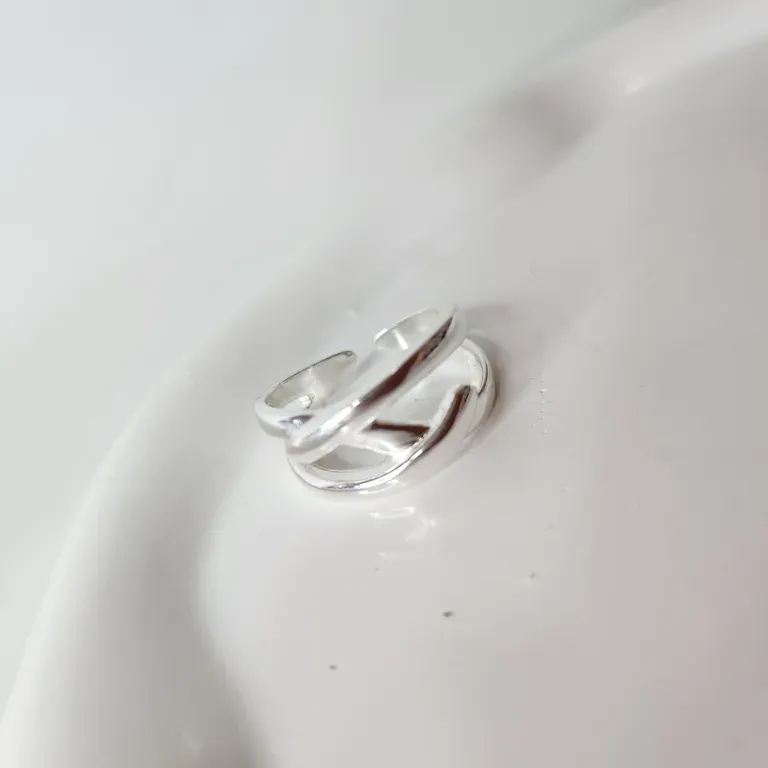 ANEL PRATA AJUSTÁVEL ENTRELAÇADO