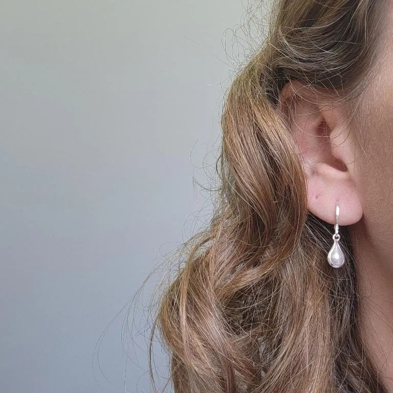 BRINCO PRATA ARGOLA PÉROLA GOTA