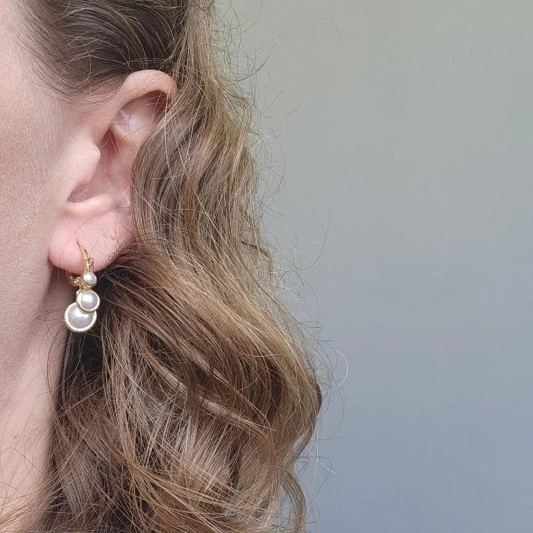 BRINCO OURO ARGOLA 3 PÉROLAS