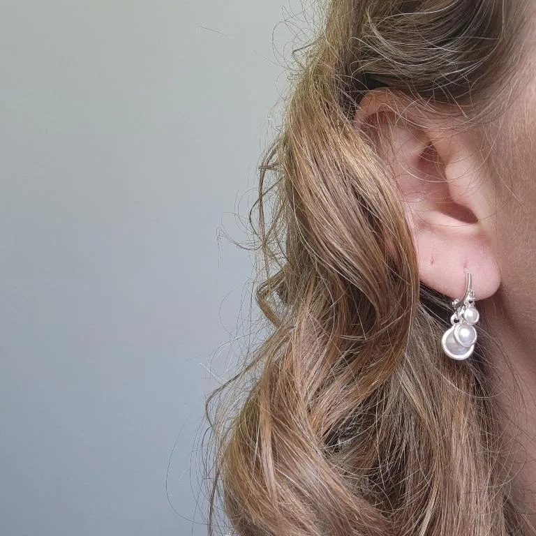 BRINCO ARGOLA PRATA 3 PÉROLAS