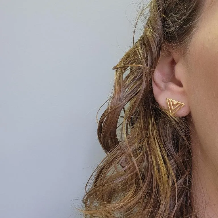 BRINCO OURO TRIANGULO VAZADO