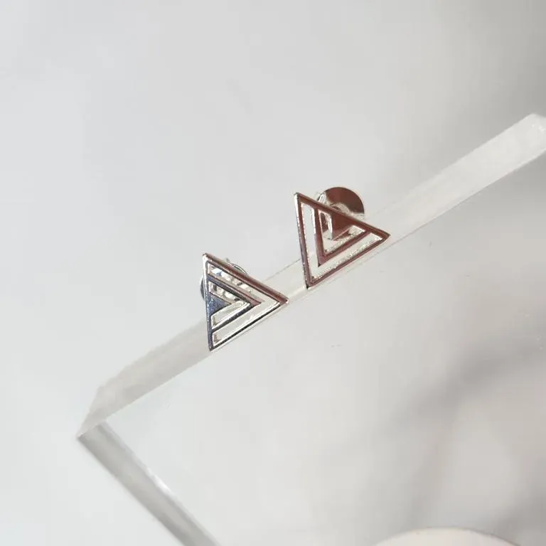 BRINCO PRATA TRIANGULO VAZADO