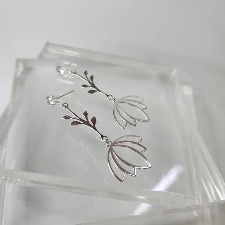 BRINCO PRATA FLOR DE LOTUS