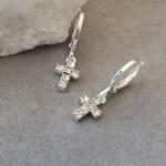 BRINCO ARGOLINHA PRATA CRUZ CRISTAL