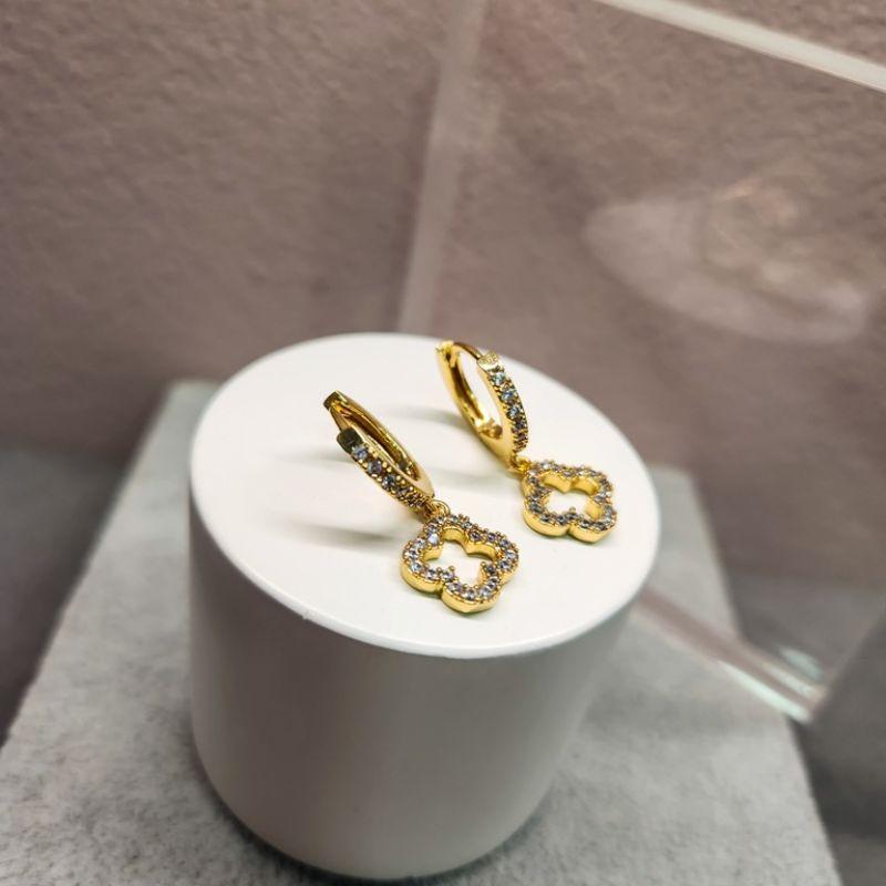 BRINCO OURO ARGOLINHA FLOR VAZ ZIRC