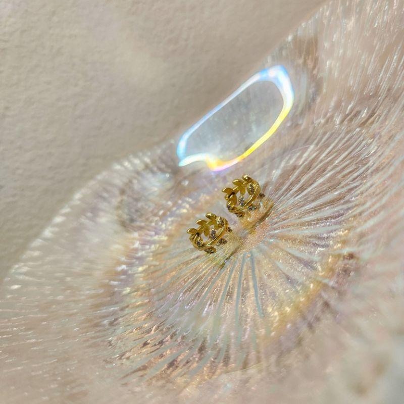 BRINCO OURO ARGOLINHA FOLHINHAS ZIRC