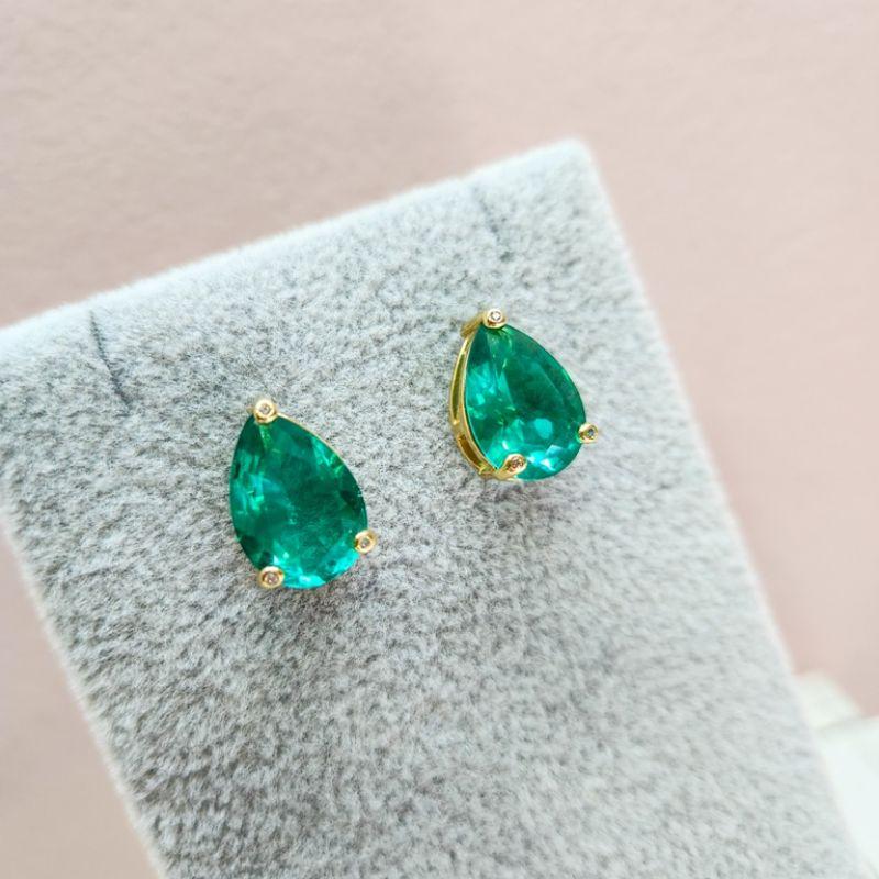 BRINCO OURO GOTA 3 PONTOS ESMERALDA