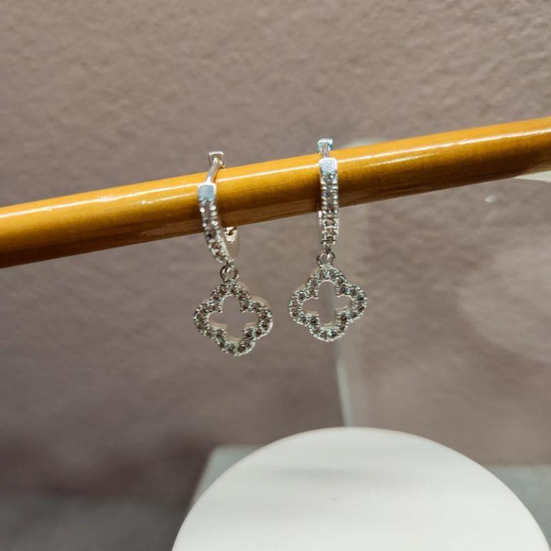 BRINCO PRATA ARGOLINHA FLOR VAZ ZIRC