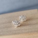 BRINCO PRATA FLOR VAZADA MINI