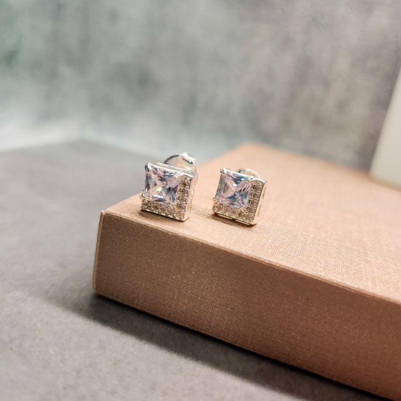 BRINCO PRATA QUADRADO CRISTAL Z