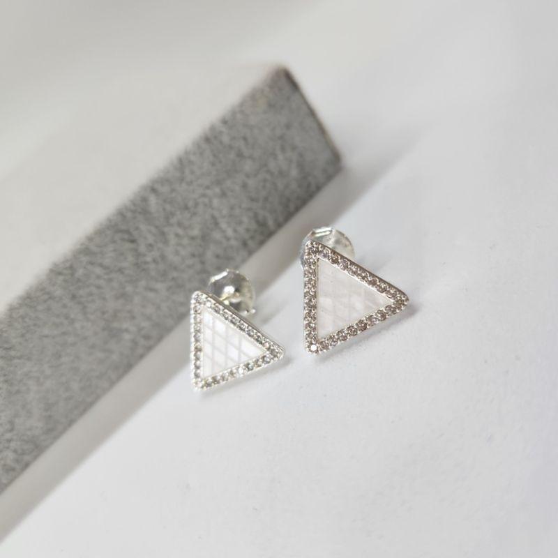 BRINCO PRATA TRIANGULO MADREPÉROLA ZIRC