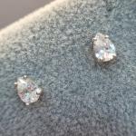 BRINCO RODIO BRANCO GOTA CRISTAL	