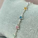 PULSEIRA PRATA ESTRELINHAS COLOR